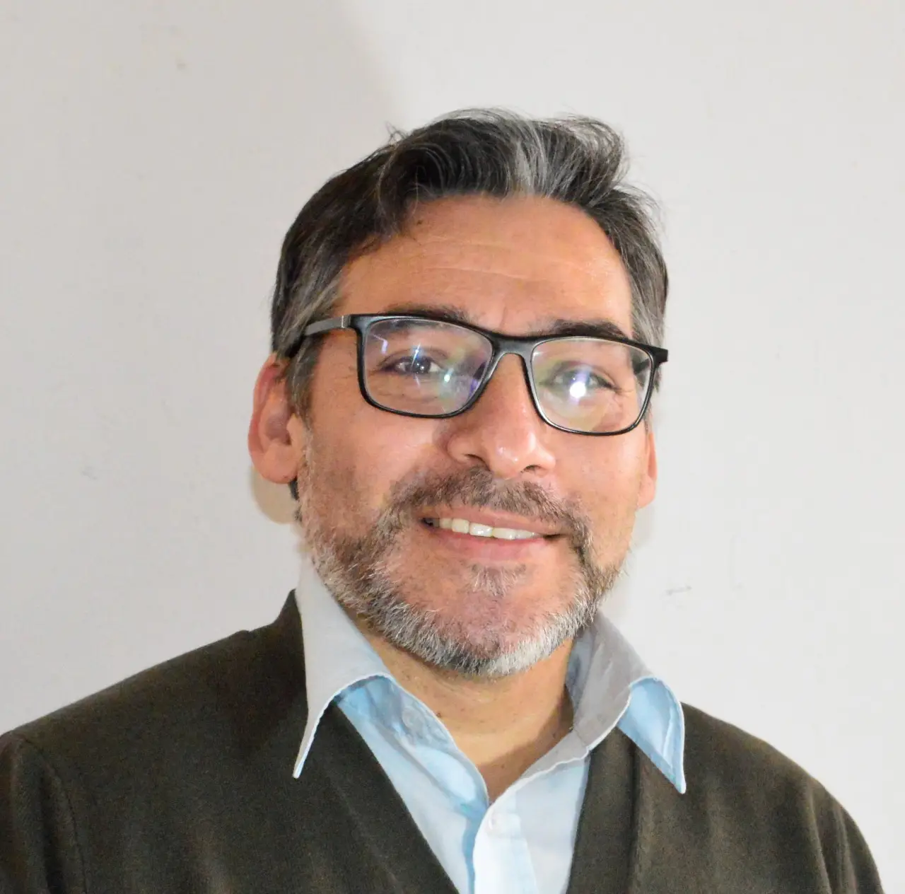 José Luis – Ingeniero Industrial y especialista en procesos y logística Ingeniero Industrial y Técnico en Dibujo Industrial, Lean Six Sigma Black Belt, especialista en contratos mineros, logística y mejora de procesos. Más de 20 años de experiencia en gestión operacional